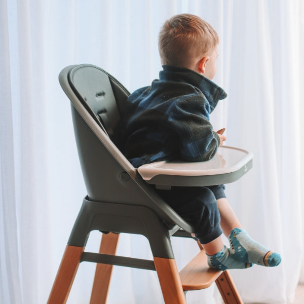Adjustable highchair MOOSE Harper featuring a removable easy-clean double tray and a 4 level adjustable footrest.